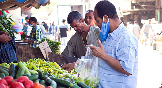 Acheteurs et vendeurs portant des masques de protection dans un marché de plein air en Égypte pendant la pandémie de coronavirus. (photo: Aleksej Sarifulin iStock by Getty Images)