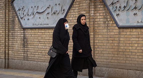 Deux femmes, dont l’une porte un masque, se promènent à Téhéran, en Iran. La COVID-19 a accentué les tensions budgétaires dans la région Moyen-Orient et Asie centrale. (photo : FarzadFrames iStock par Getty)