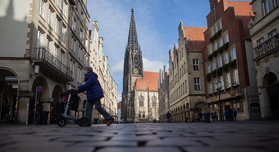 Légende : une place quasi déserte à Münster (Allemagne). Une seconde vague de grande ampleur et de nouvelles mesures de confinement menacent la reprise en Europe. (photo : Rolf Vennenbernd dpa picture alliance Newscom)