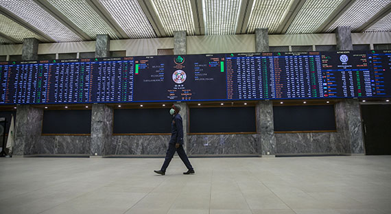 Homme marchant dans l’immeuble de la Bourse du Pakistan. La pandémie a augmenté les besoins de financement au Pakistan et dans d’autres pays de la région. (Photo: FMI)