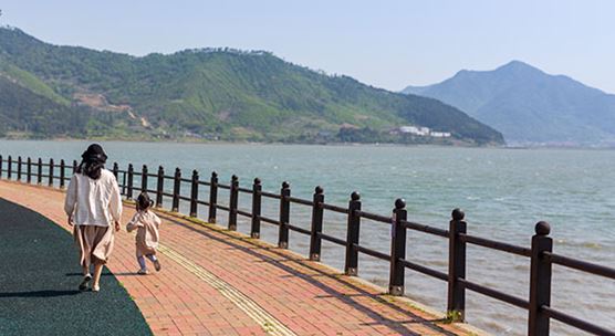 바닷가 마을에서의 산책. 한국은 지난 1년 간 보건 및 경제에 미치는 코로나-19의 충격을 성공적으로 완화해 왔다 (사진: 박란규, 게티 이미지)