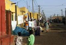Lignes électriques à Saint Louis, au Sénégal : les pays pairs encouragent le Sénégal à assurer en priorité l’accès universel à l’électricité (photo : Mattes Ren/Zumapress/Newscom) 